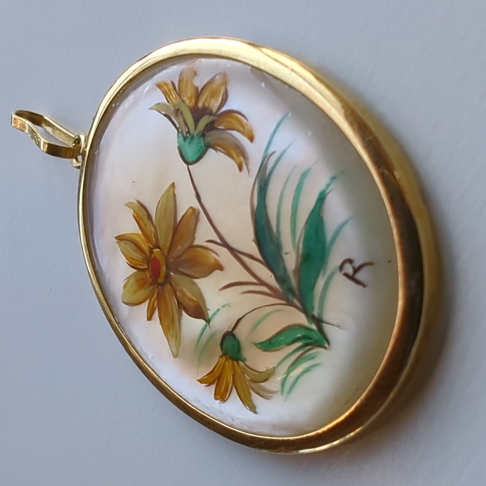 Vintage Rose Moore Shell Floral Pendant 18K